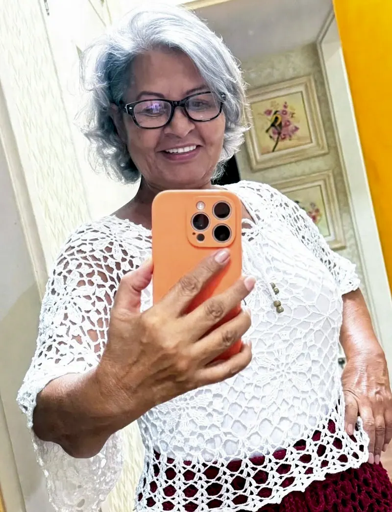 A aluna Maria Helena com a Blusa Elegance branca que ela fez