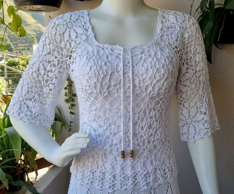 Blusa Elegance branca feita pela aluna Sara Loezer, num manequim